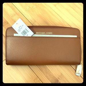 NWT Micheal Kors Jet Set Saffiano Leather Wallet